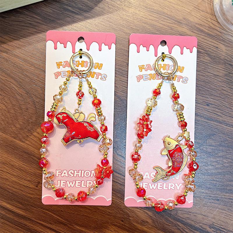 Брелок для телефона с вышивкой в виде рыбы кои - Изысканный брелок-аксессуар в виде лошади