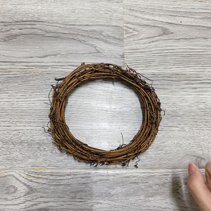 Natural Dried Pine Cones for Christmas Tree Decoration, Photography Props, Floral Wreaths, and Bouquets.