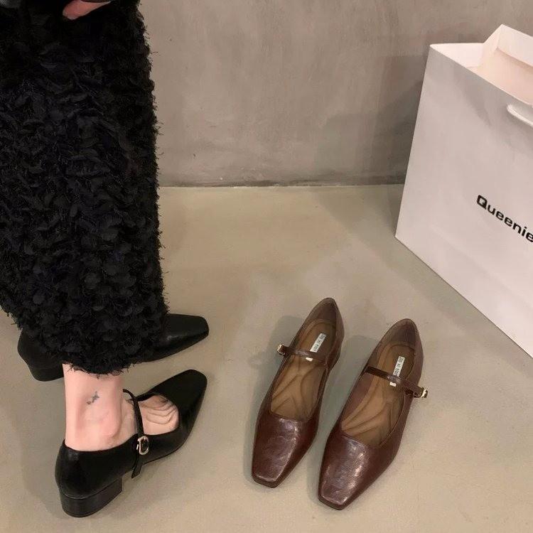 Туфли Мэри Джейн на толстом каблуке. Элегантные классические туфли в стиле ретро с квадратным носком. Удобные мягкие женские туфли на низком каблуке с неглубоким вырезом.