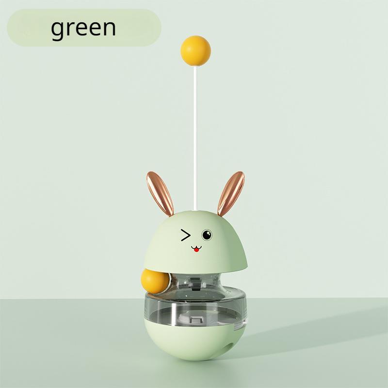 Милый неваляшка, который бросает кошачью еду, чтобы поиграть с кошками