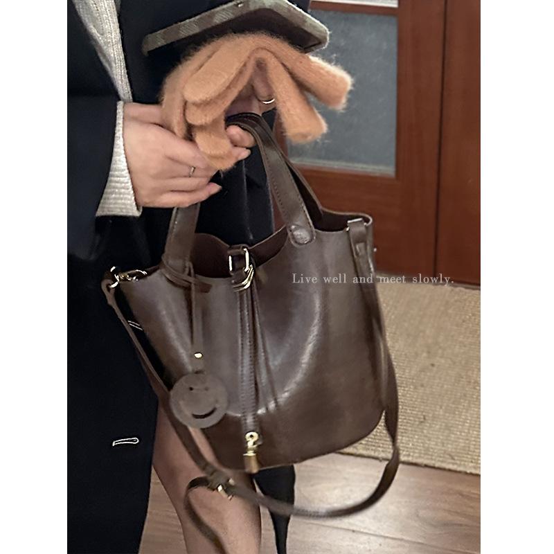 Autumn retro portable vegetable basket bag women's 2025 new fashion simple bucket bag versatile messenger bag