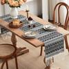 Американский журнальный столик Контрастный цвет Рисунок Пряжа окрашенная Столовая дорожка Черно-белая Волнистая кисточка Тканое столовое полотенце