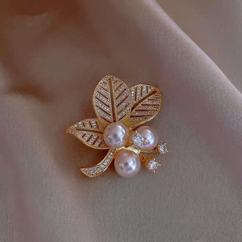 Light Luxury Ginkgo Biloba Brooch High-End Women'S Exquisite Flower Pearl Corsage Design Sense Niche Pin Clothes Accessories