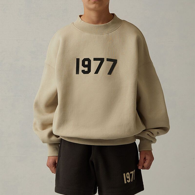 Fear of God Essentials Коллекция 1977 Весна/Лето 2022 Детский свитшот с круглым вырезом и цифровым принтом Детские топы Пшеничный FOG-SS22-214
