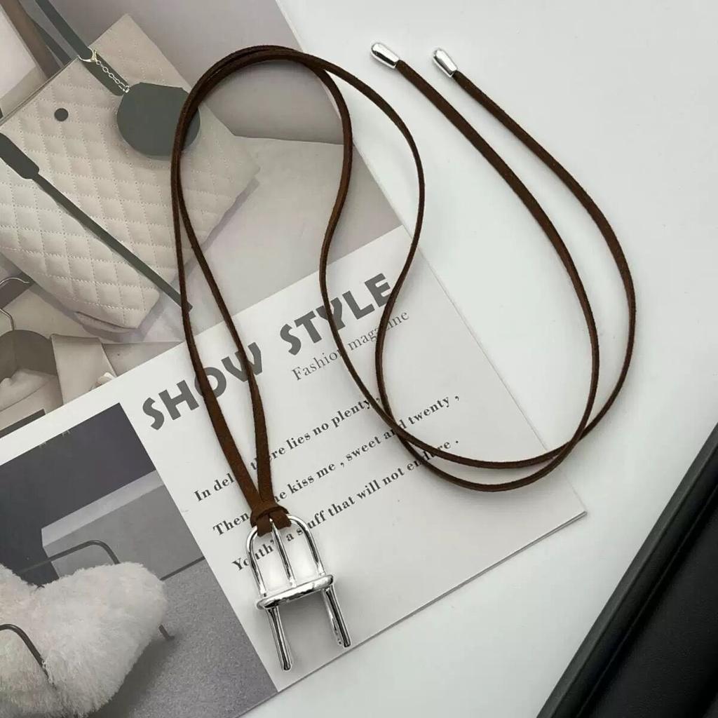 Осенне-зимний уникальный креативный стиль для пары, маленькое длинное ожерелье, нишевый дизайн, высококачественная коричневая кожаная веревка, свитер, цепочка