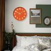 Современные 12-дюймовые бесшумные кварцевые настенные часы оранжево-белые, стеклянные акценты, идеально подходят для декора гостиной, спальни, кухни, работают от батарейки AA
