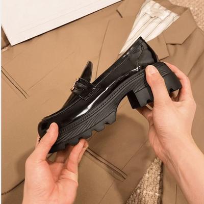 Лоферы на платформе Британский стиль Арка Триумфа маленькие кожаные туфли женские на толстом каблуке обувь для увеличения роста черные на одной педали из мягкой кожи одинарные туфли