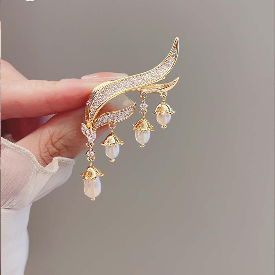Summer Anti-Exposure Brooch: Fashionable and Luxurious Collar Pin for Women.