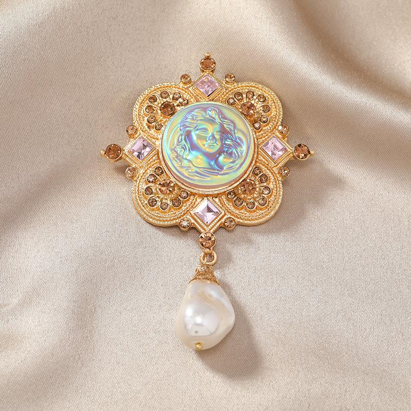 Female Fashion Vintage White Pearl Crystal Flower Brooches For Women Luxury Gold Color Stone Alloy Plant Brooch Safety Pins
