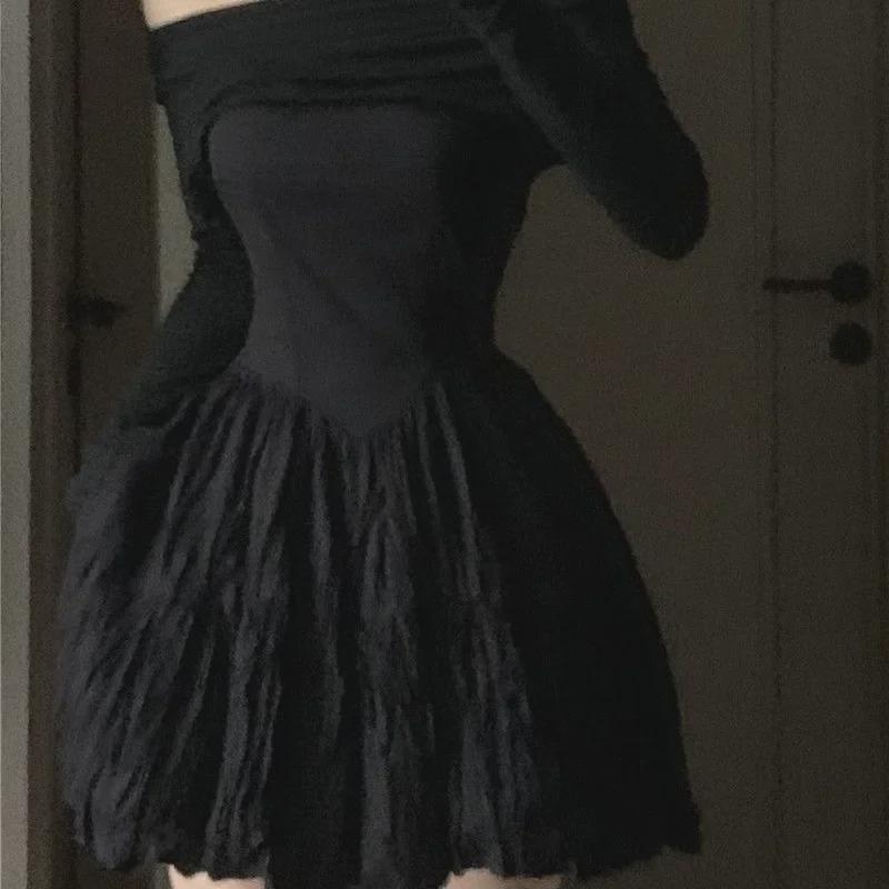 Модное черное плиссированное платье А-силуэта на одно плечо