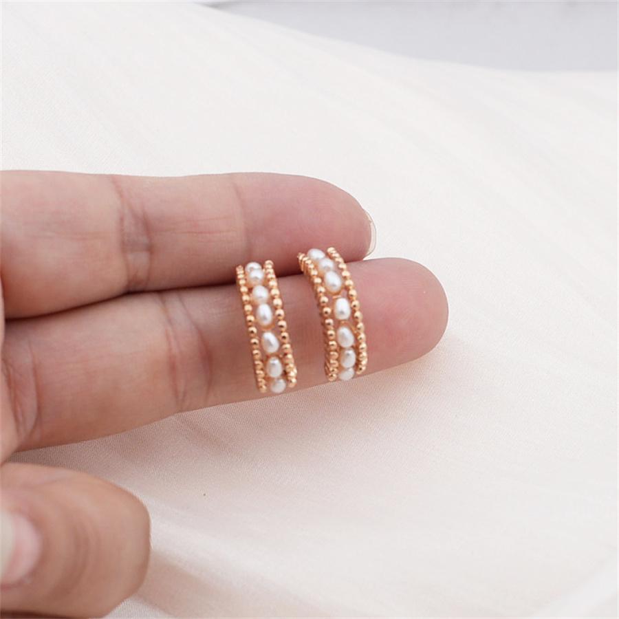 Новые серьги-гвоздики в форме буквы С с жемчугом для женщин, золотистого цвета, с металлической боковой частью, элегантные маленькие серьги с имитацией жемчуга, pendientes mujer