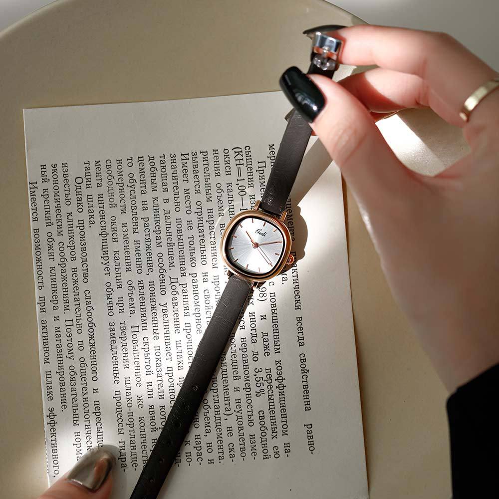 Новые часы женские Ins Style Niche Design ретро женские темпераментные модные часы