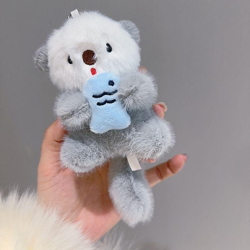 Плюшевая игрушка выдра из коротковорсового материала с застежкой-карабином для декора автомобиля и сумки