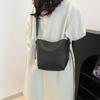 Популярные сумки этого года женские сумки 2024 новые модные осенние сумки-мессенджеры с широкими ремешками простые пригородные переносные сумки-ведра