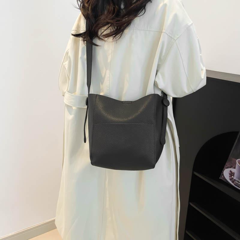 Популярные сумки этого года женские сумки 2024 новые модные осенние сумки-мессенджеры с широкими ремешками простые пригородные переносные сумки-ведра