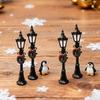 Мини Уличный Фонарь Ретро Миниатюрный Уличный Фонарь с Рождественским Венком Миниатюрная Модель Уличного Фонаря для Кукольного Особняка Миниатюрные Сцены DIY Микро-Ландшафт