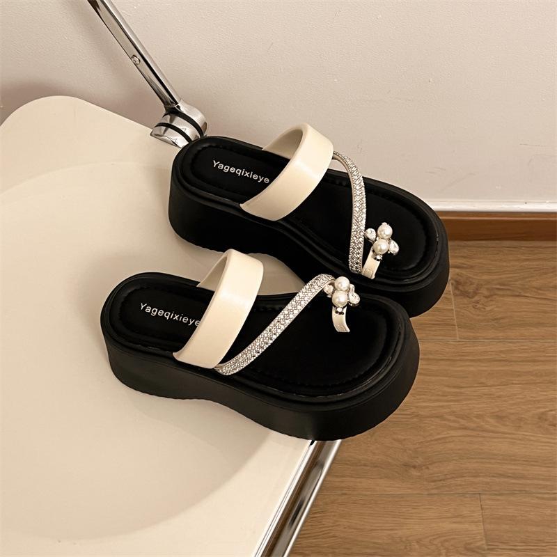 Универсальные крутые шлепанцы с рукавом и носком из стразов для женщин для ношения 2025 лето новая завышенная платформа пляжная обувь для женщин