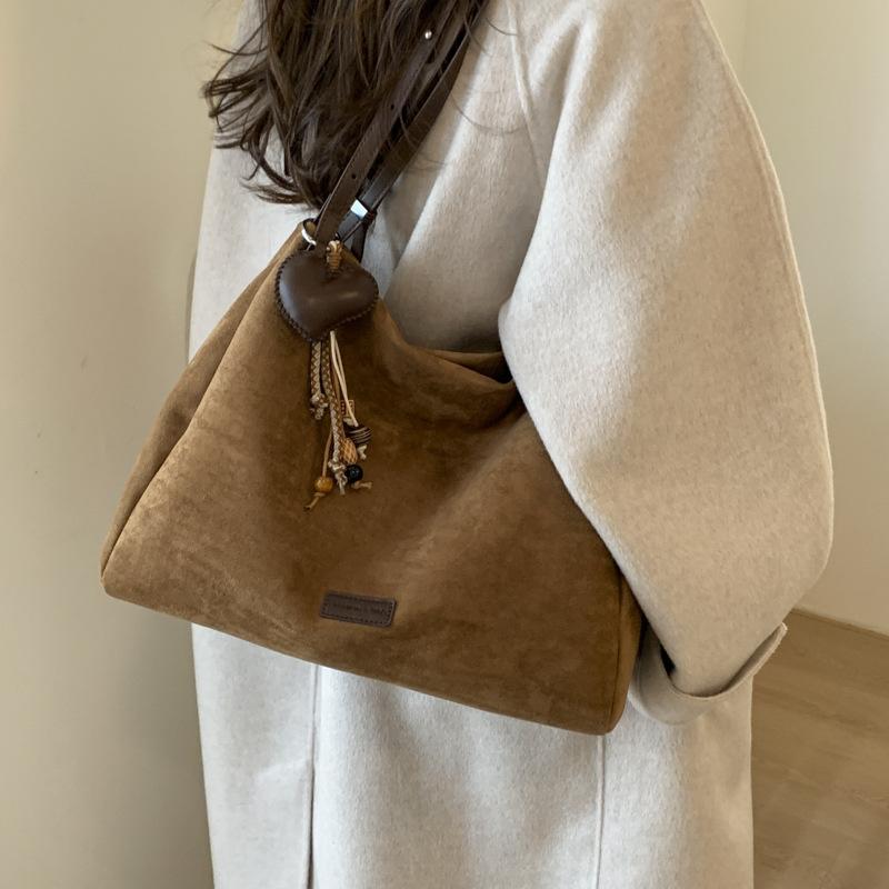 Вместительная ретро-сумка женская осенне-зимняя универсальная 2025 новая повседневная на плечо подмышку сумка-тоут для поездок на работу