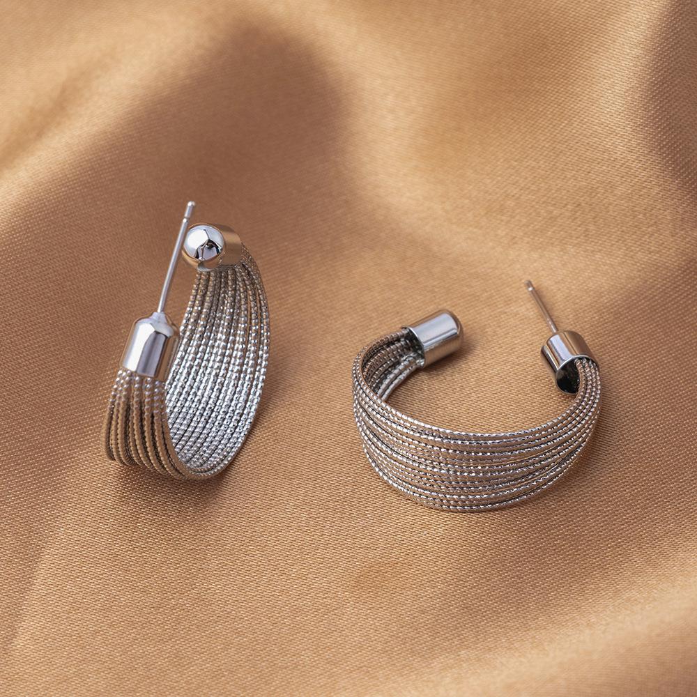 Серьги-иглы из серебра 925 пробы: Легкая роскошь, высококлассные пусеты и универсальный нишевый дизайн в виде колец для работы и стиля