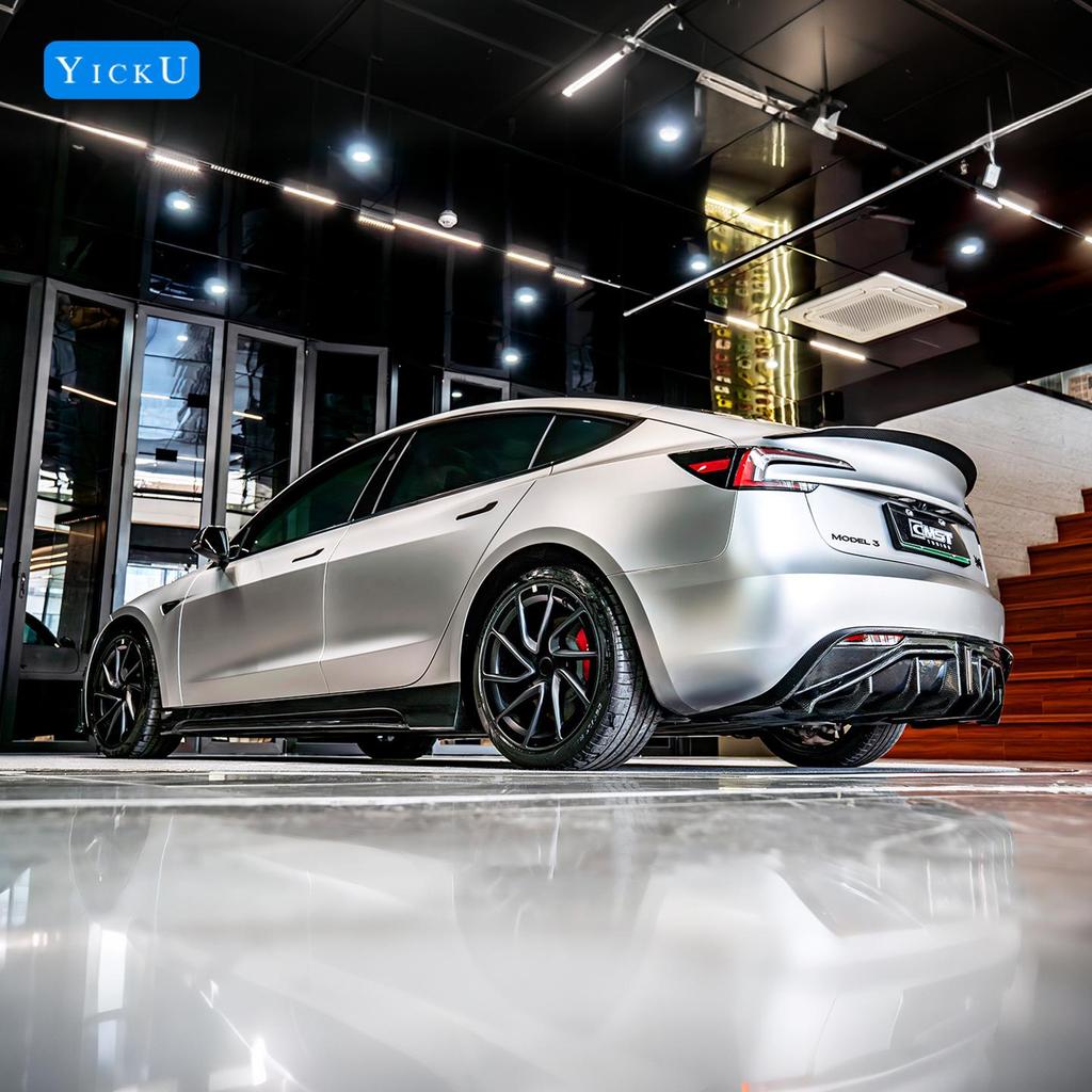 Обновите свой Tesla Model 3 P с помощью переднего сплиттера из углеродного волокна CMST со светодиодной подсветкой, заднего диффузора, воздухозаборников и боковых юбок.