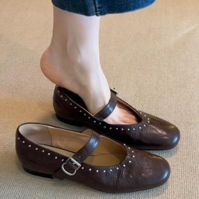 Новые стильные женские туфли Мэри Джейн с серебристыми заклепками, модные туфли с круглым носком, удобные туфли на плоской подошве из кожи