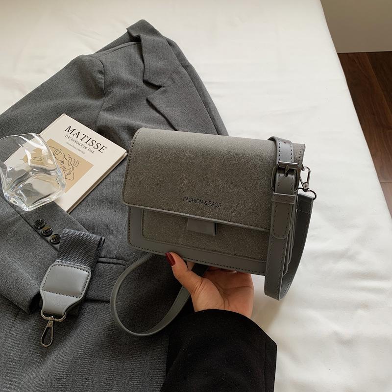 Маленькая квадратная сумка модная и стильная. Это сумка на одно плечо, сумка через плечо для женщин и модная сумка для поездок на работу.