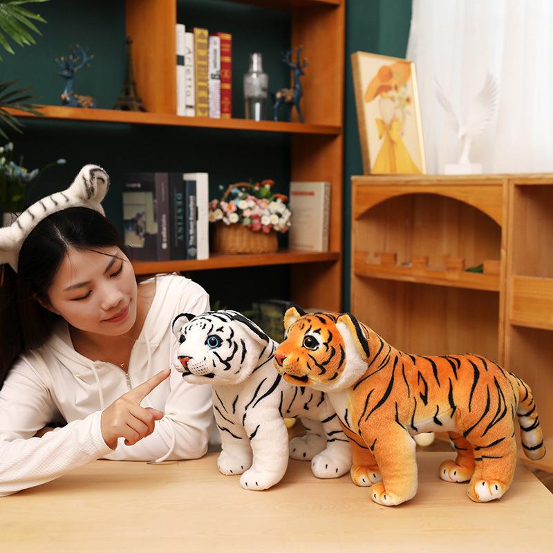 Милая милая стоящая маленькая кукла-тигренок, плюшевая игрушка, белый тигр, сибирский тигр, кукла-мальчик, тряпичная кукла