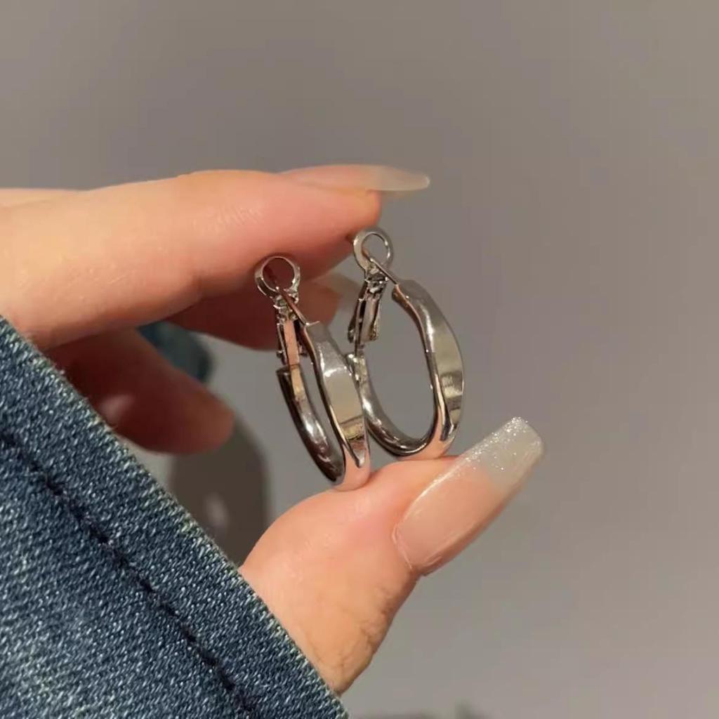 Spicy Girl High-End Hoop Earrings: Simple, Stylish Ear Clips for a Trendy Look