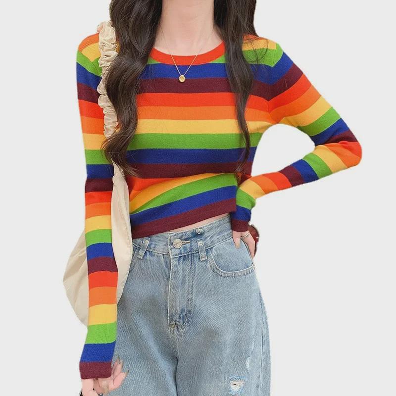 2025 Приталенный корейский свитер с радужными полосками, открывающий пупок