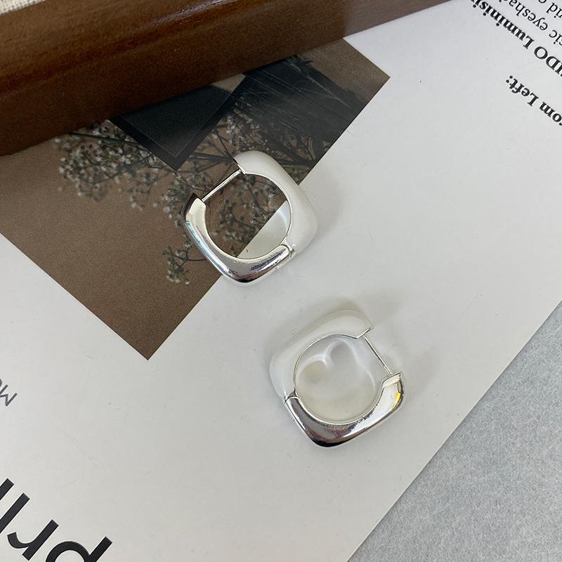 Металлические белые эмалированные серебряные простые серьги с пряжкой для ушей, нишевый дизайн, высококачественные универсальные серьги для женщин