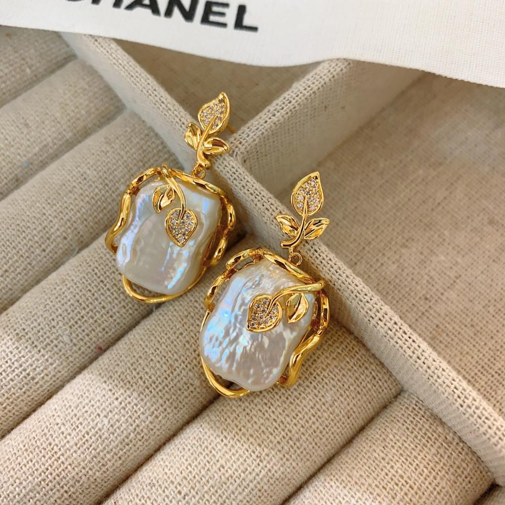 Medieval Baroque Pearl Earrings French Oil Painting Frame Flower Stud Earrings Court Style Light Luxury Retro Literary Earrings