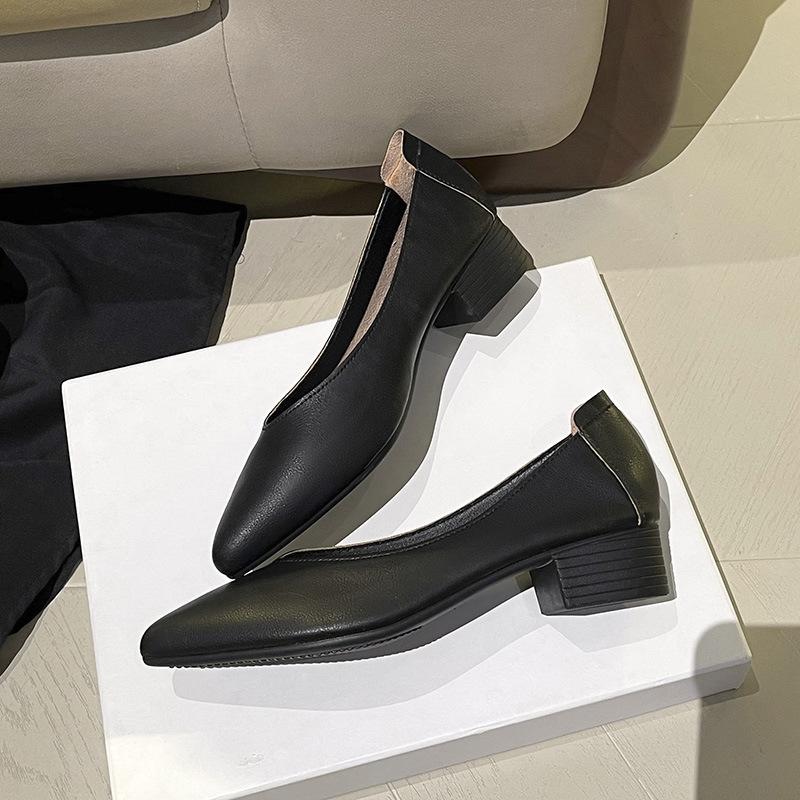 Кожаные туфли-лодочки на толстом каблуке 2025 новые универсальные фея ветер женские туфли с мелким вырезом на среднем каблуке размер женские туфли туфли бабушки универсальные