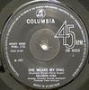 7-дюймовая пластинка SOLOMON KING - She Wears My Ring DB8325 Columbia UK Поп Б/У