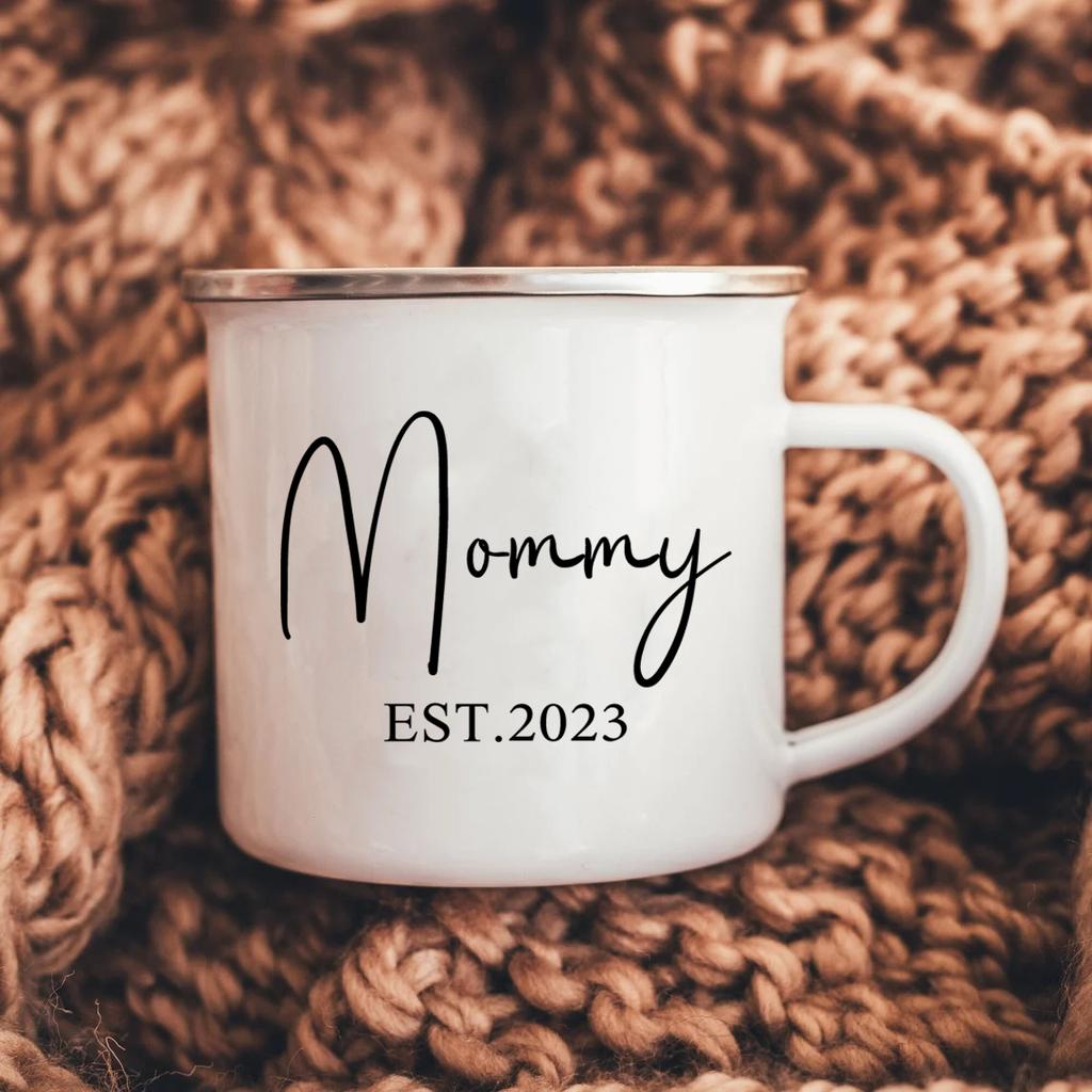 Mom Dad Est 2024 Enamel Mugs Family Matching Party Beer Drink Juice Coffee Cups Personalized Parents Mug Baby Announcement Gifts