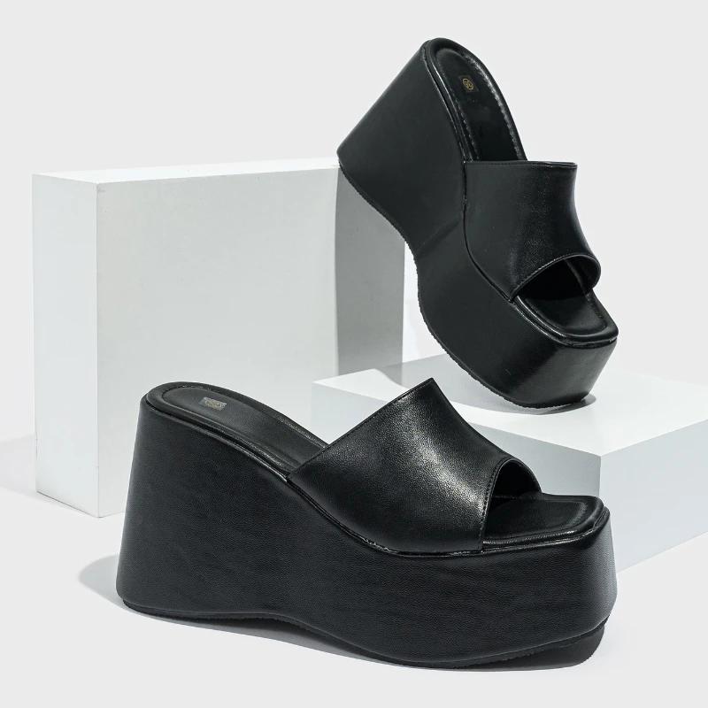 Женские тапочки на танкетке 2024 года, продажа новых нескользящих тапочек из искусственной кожи на толстой подошве, повседневные пляжные женские шлепанцы с открытым носком