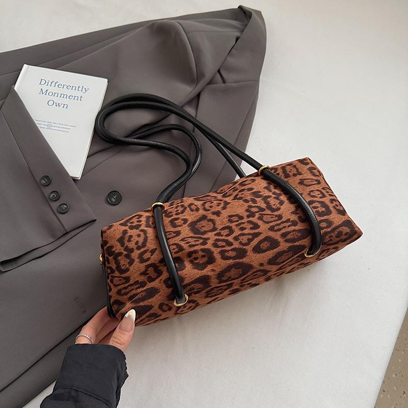 Korean Version of Niche Fashion Bag 2025 New Retro Leopard Print Shoulder Bag Large Capacity Texture Commuter Underarm Bag