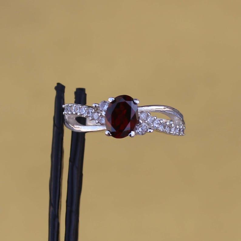Кольцо с натуральным красным гранатом, кольцо ручной работы, кольцо из стерлингового серебра 925 пробы, овальное дизайнерское кольцо, подарок для нее, юбилейное кольцо, январский камень