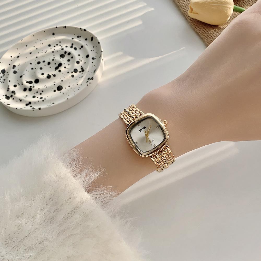 Простые маленькие квадратные часы женские ретро литературные и художественные маленькие ароматные кварцевые часы высококлассные маленькие золотые часы