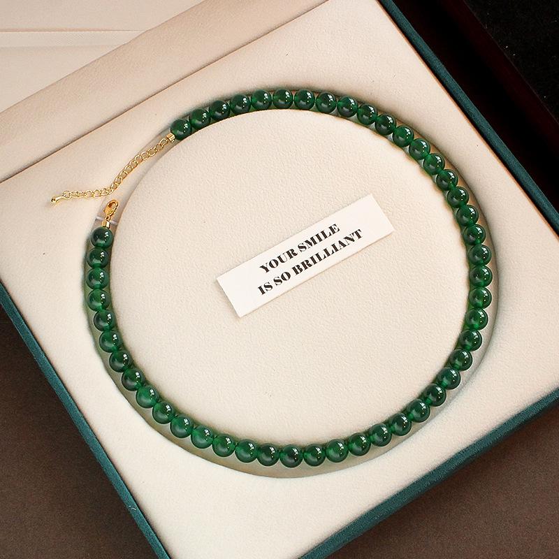 Ожерелье из бусин зеленого и красного агата в этническом стиле с халцедоном