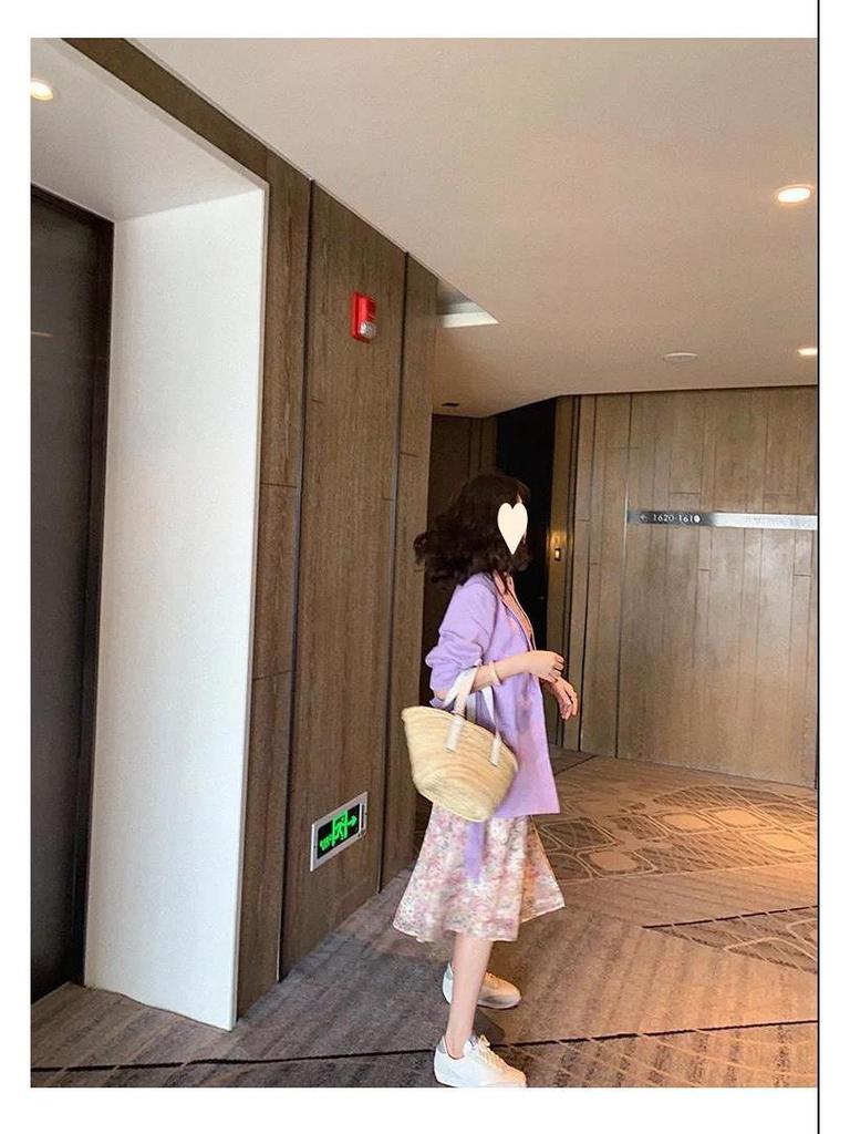 Летнее корейское платье средней длины из шифона с V-образным вырезом и цветочным принтом 2025 года для студенток