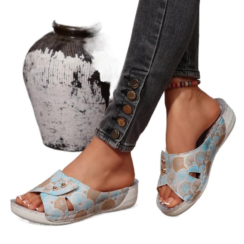 Мода 2025 Лето Новые Шлепанцы Женские с Открытым Носком Модные Уличные Принтованные Повседневные Большого Размера Бестселлер Металлическая Отделка Шлепанцы на Танкетке