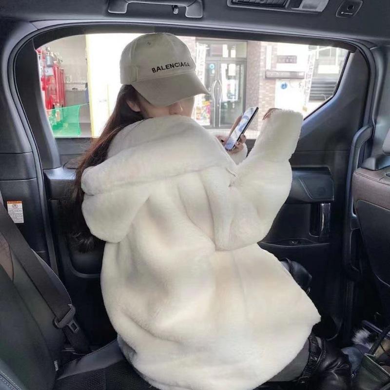 2024 зима новый искусственный мех кролика с капюшоном и средней длины шуба свободная утолщенная плюшевая шуба для женщин