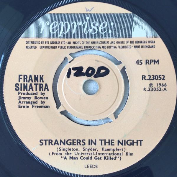 Пластинка 7 дюймов Фрэнк Синатра Strangers In The Night R23052 REPRISE 1966 UK Джаз Б/у