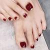 Бордовые блестящие накладные короткие ногти на ногах – Готовый нейл-арт