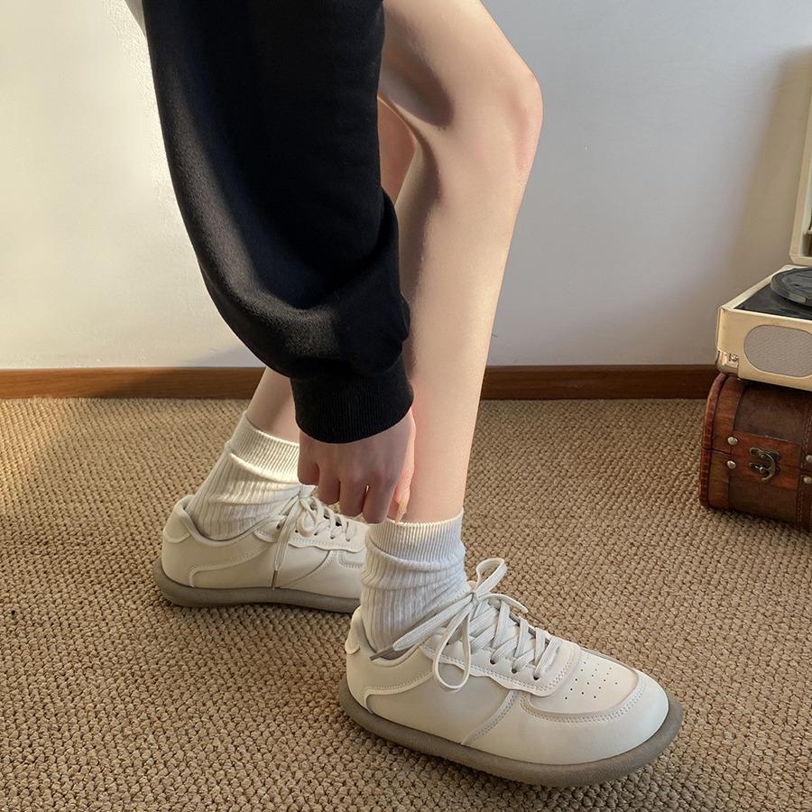 Простые повседневные и универсальные высококачественные ретро-маленькие белые туфли для женщин 2025 года, новая весенняя легкая студенческая популярная спортивная обувь