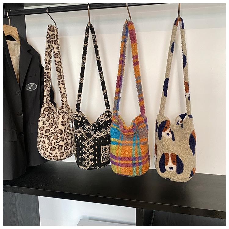 2025 Niche Designer Retro Leopard & Flower Cartoon Plush Messenger Bucket Bag