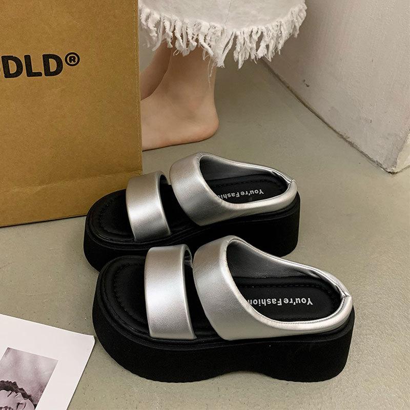 Толстоподошвенные туфли на высоком каблуке, крутые шлепанцы для маленьких мужчин, женская летняя обувь 2025, новинка, суперпопулярная модная модель интернет-знаменитости, под юбку, пляжная обувь