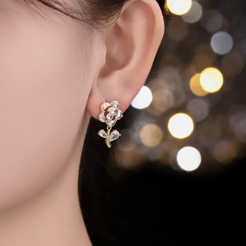 Серьги-кисточки в виде свежих роз с циркониевыми деталями и серебряной иглой s925 - Пусеты в корейском стиле для девочек