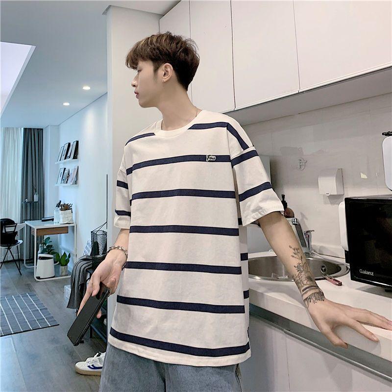 Летняя мужская футболка с коротким рукавом. Свободные и универсальные студенческие модные модные топы с короткими рукавами. Дышащие и впитывающие пот пуловеры в полоску с круглым вырезом.