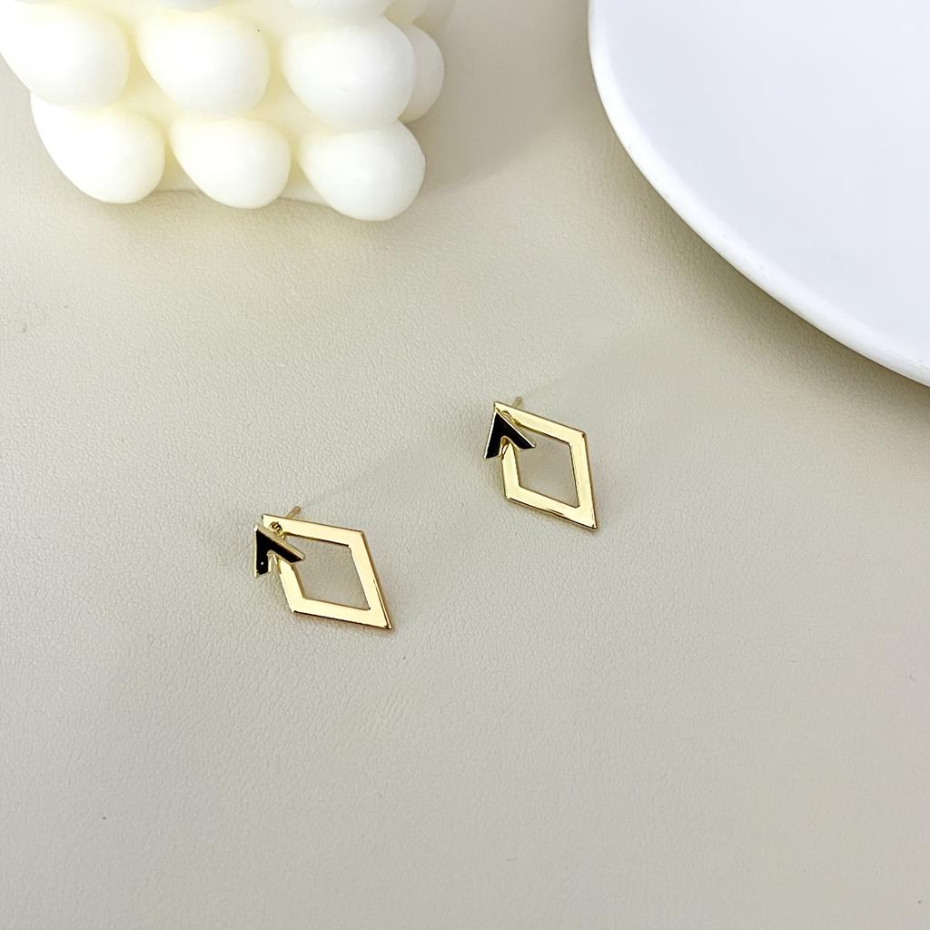 Пара простых серег-пусет с геометрическим дизайном линии для женщин, модные серьги-пусеты из цинкового сплава, универсальное железное искусство, для повседневной носки и вечеринок